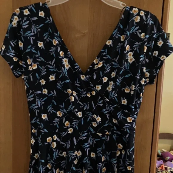 Kaileigh Navy Floral Midi Dress. Size M - Picture 2 of 4